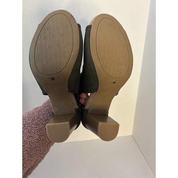 Giani Bernini Jaccee Memory-Foam Perforated Shooties Heeled SZ 7 Olive Green - Picture 9 of 10